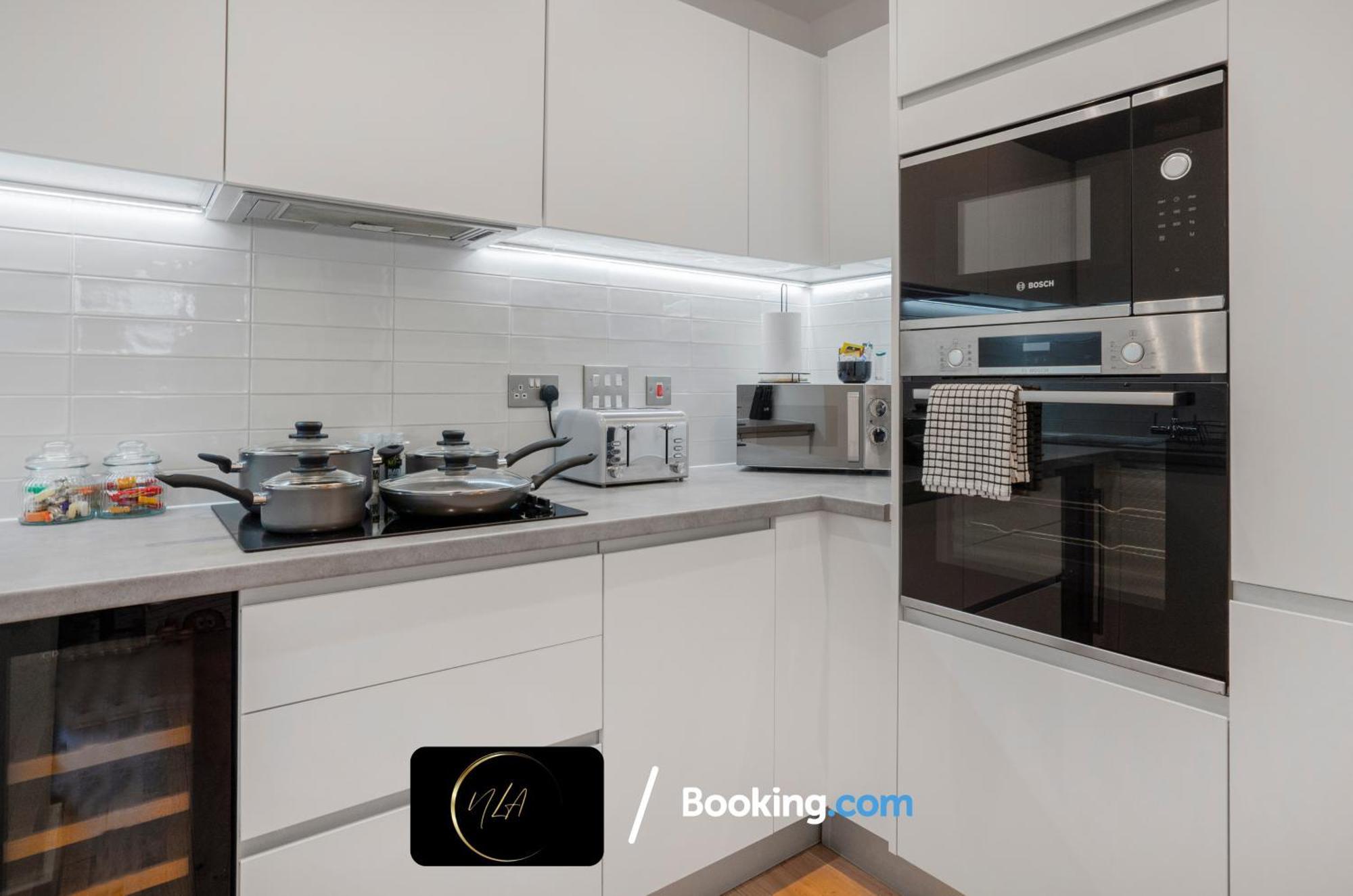 City Centre Apartment With Free Parking, 2 Bathrooms, Netflix And Wifi - Suitable For Contractors And Families - By Noor Luxury Accommodations เบอร์มิงแฮม ภายนอก รูปภาพ
