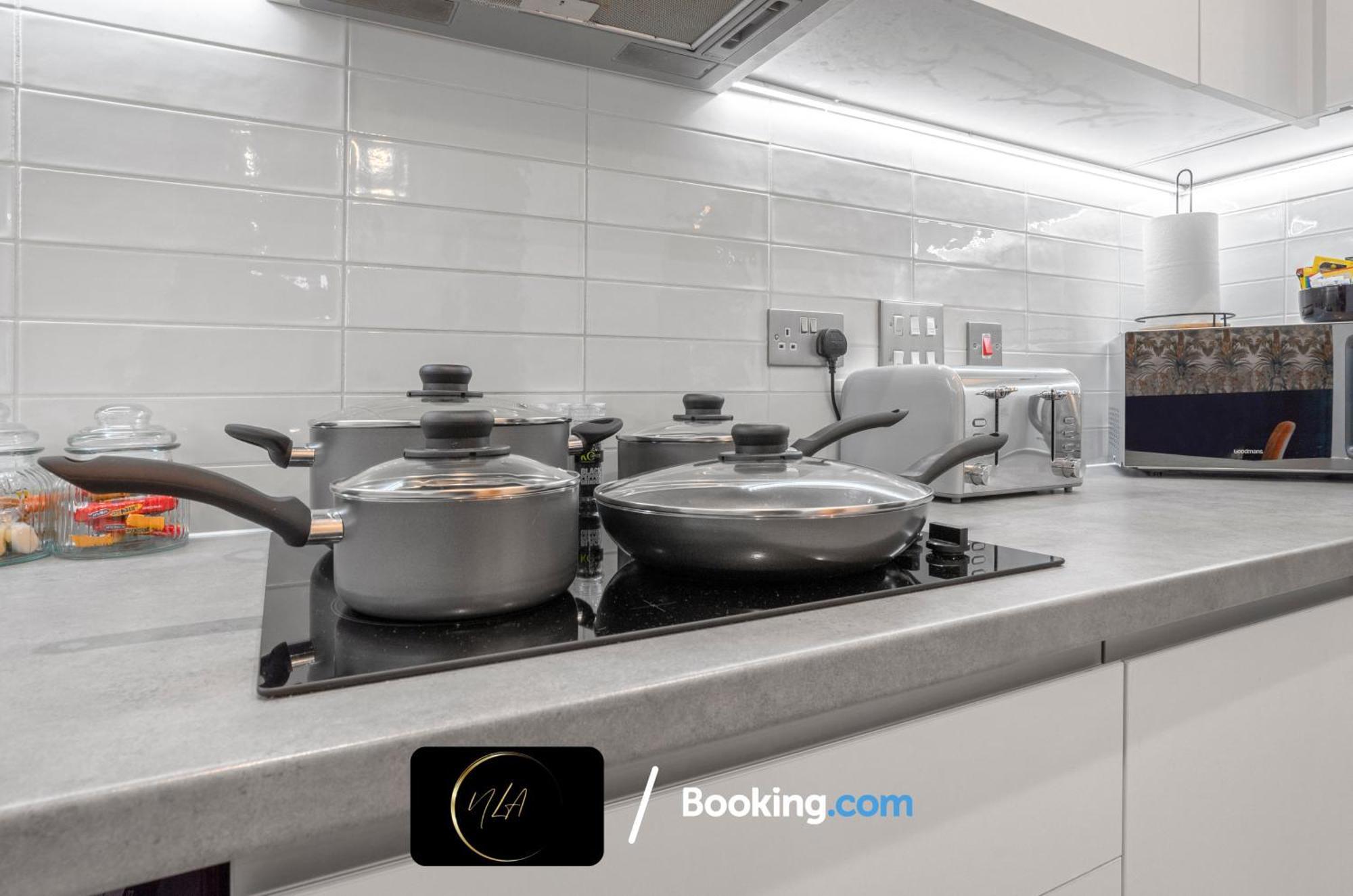 City Centre Apartment With Free Parking, 2 Bathrooms, Netflix And Wifi - Suitable For Contractors And Families - By Noor Luxury Accommodations เบอร์มิงแฮม ภายนอก รูปภาพ