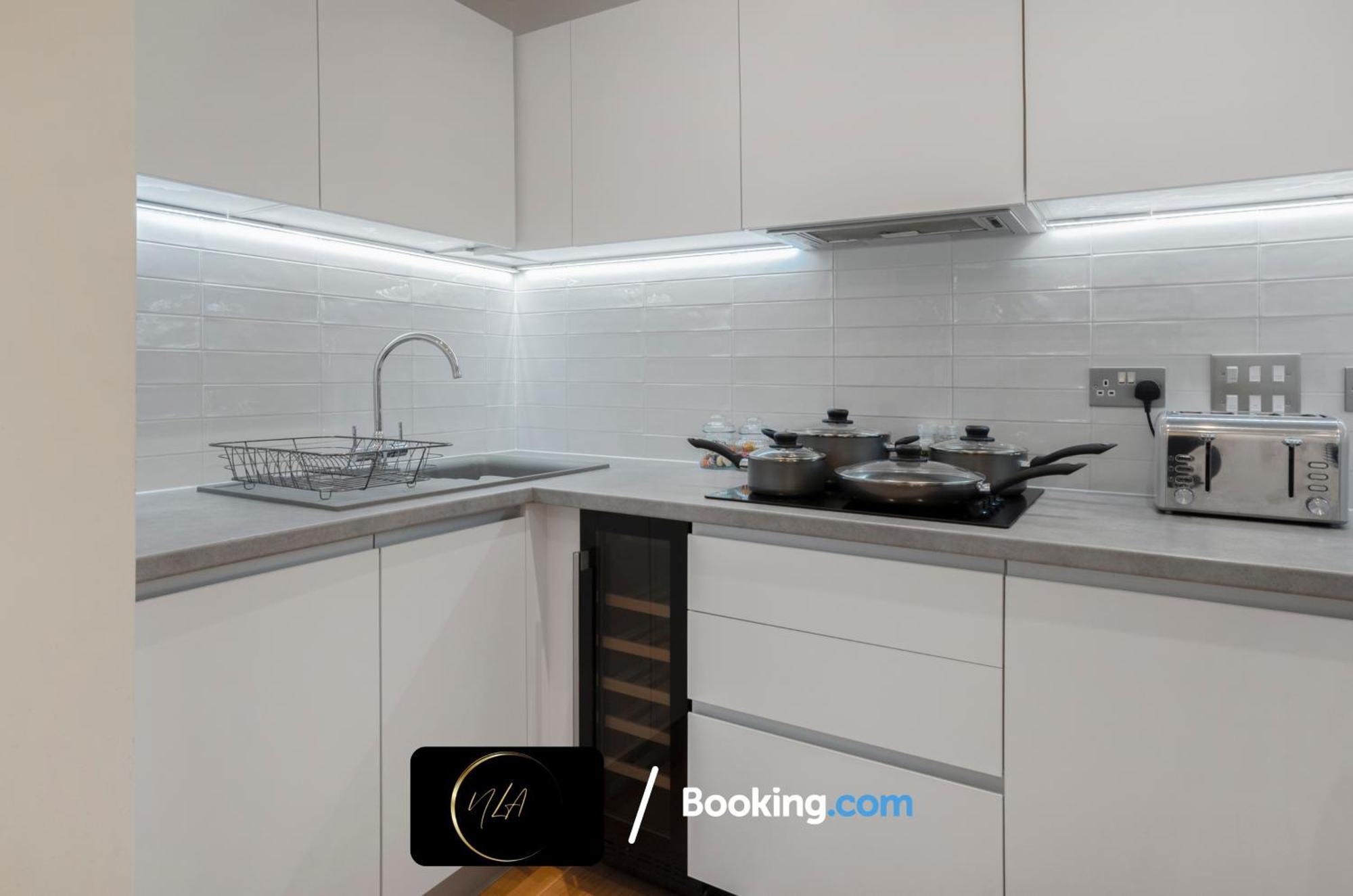 City Centre Apartment With Free Parking, 2 Bathrooms, Netflix And Wifi - Suitable For Contractors And Families - By Noor Luxury Accommodations เบอร์มิงแฮม ภายนอก รูปภาพ